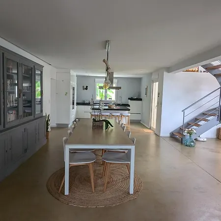 Superbe Avec Piscine Chauffee Et Jardin A 10 Min Du Centre, Pour 12 Personnes - Fr-1-239-1150 *