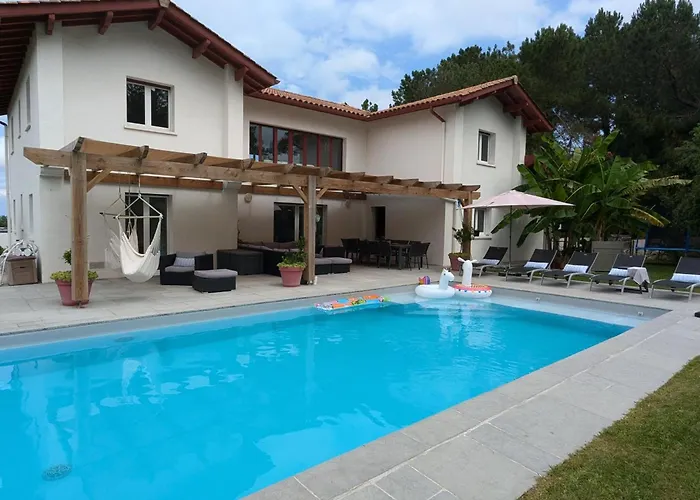 Superbe Avec Piscine Chauffee Et Jardin A 10 Min Du Centre, Pour 12 Personnes - Fr-1-239-1150 Holiday home *