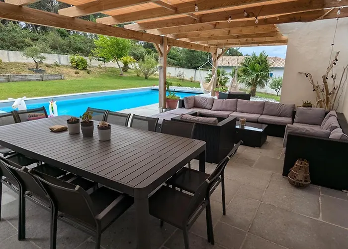 Holiday home Superbe Avec Piscine Chauffee Et Jardin A 10 Min Du Centre, Pour 12 Personnes - Fr-1-239-1150