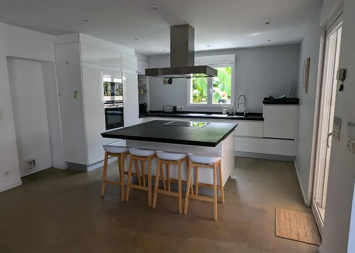 Holiday home Superbe Avec Piscine Chauffee Et Jardin A 10 Min Du Centre, Pour 12 Personnes - Fr-1-239-1150 *