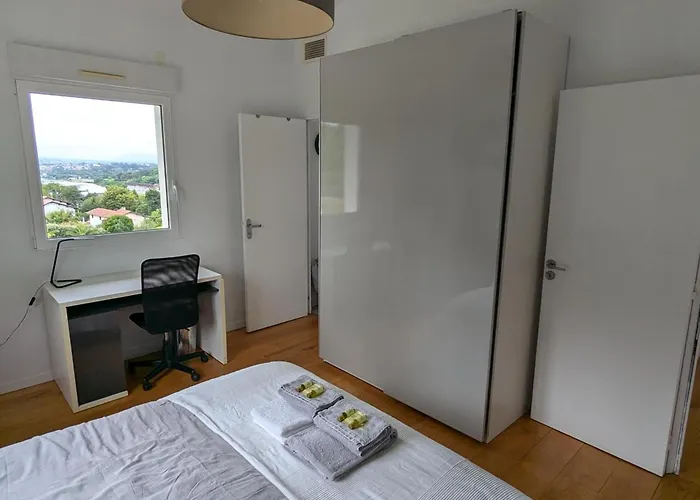 Superbe Avec Piscine Chauffee Et Jardin A 10 Min Du Centre, Pour 12 Personnes - Fr-1-239-1150